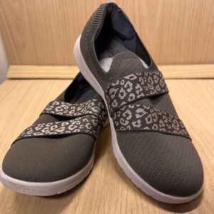 Clarks Cloud Steppers Adela Stride Slip on knit loafers gray size 9.5